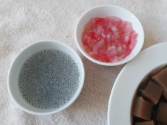 Hòa tan bột sương sáo với 50ml nước. Sau đó nấu với 150ml nước và 20gr đường. Tương tự cho hỗn hợp rau câu và bột cà phê. Đợi sương sáo và rau câu nguội rồi cho vào hộp để đông. Ngâm hạt é với nước ấm. Luộc hạt lựu.