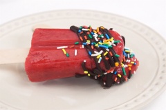 Rưới chocolate lên que kem, rắc thêm cốm màu trang trí là có thể dùng ngay nhé!