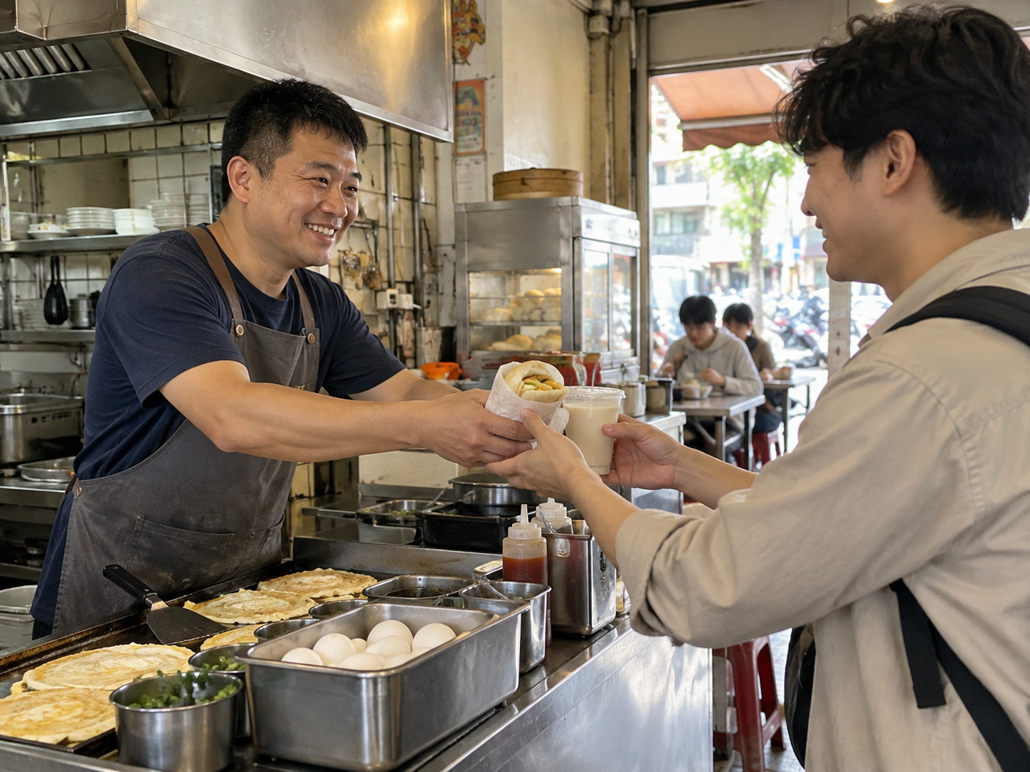 熟悉的客人取餐時向老闆致意