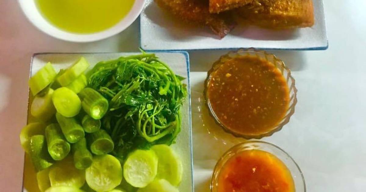 Cơm nhà đơn giản: rau luộc và cá chiên, nước luộc rau làm canh