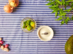 Bơ, tỏi, rau thơm, nước chanh tươi, tiêu và muối vừa ăn. Vừa xay vừa đổ dầu olive chầm chậm vào cho đến hết, tạo thành hỗn hợp đồng nhất.