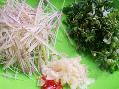 Cua đồng rửa sạch, tách mai, bóc yếm, để ráo nước. Sả, ớt thái chỉ, hành, rau răm băm nhỏ, tỏi giã nát.