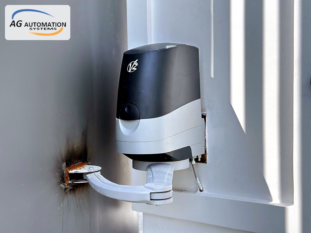 Motor cổng tay đòn cánh tay gấp gắn trụ cổng nhà phố Tân Bình