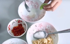 Cho 2 muỗng cà phê đường trắng, chanh vắt lấy nước cốt chanh vào chén.
