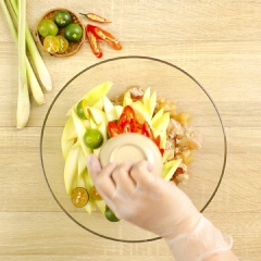 Trộn đều gân bò cùng ớt sừng, sả, tắc và xoài. Cho gân bò vào lọ, đổ hỗn hợp nước mắm đã nguội vào ngâm 2 ngày là có thể ăn được. Sau 2 ngày bạn bảo quản hủ gân bò bằng cách cho vào tủ lạnh và để dùng dần.
