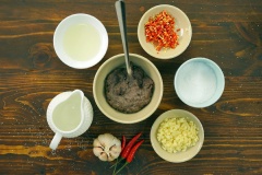 Chuẩn bị nguyên liệu: Tỏi và ớt trái bằm nhuyễn, tốt nhất là mua nguyên củ nguyên trái về tự bằm nha, vì như vậy sẽ bảo quản được mắm lâu, vì tỏi ớt xay sẵn ngoài chợ hạy bị lẫn mấy củ hư vào hoặc lên men, nếu không kỹ mấy cái nguyên liệu nhỏ này thì mắm ruốc chấm xoài cóc để không được lâu, có thể gây đau bụng.