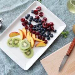 Kiwi, đào gọt vỏ, cắt lát. Cherry cũng cắt đôi, bỏ hạt. Đặt trái cây xen kẽ nhau trong khuôn kem. Sau đó chế nước cốt cam vào khuôn, siro bắp cắm que kem vào. Bạn chỉ nên chế khoảng 90% khuôn để không bị trào khi cho que vào. Làm lạnh khoảng 5 tiếng là có thể thưởng thức kem rồi đó.