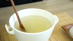 Phần thạch matcha: Ngâm nở 3gr bột agar với 300ml nước lọc 15 phút. Đun sôi hỗn hợp bột rau câu, cho thêm 30gr đường, khuấy đều cho đường tan, tắt bếp. Trộn 5gr bột trà xanh matcha với 15ml nước lọc cho hỗn hợp hoà tan, đổ hỗn hợp nước trà xanh vào nồi rau câu rồi khuấy đều. Cho hỗn hợp ra khuôn, để tủ lạnh 30 phút cho đông lại sau đó đem cắt thành những miếng vừa ăn.