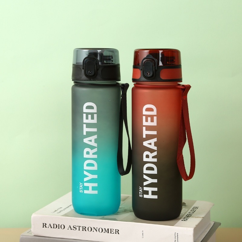 Sports drinking bottle with flip cap, 750–1000 ml