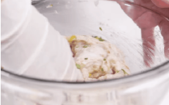 Tôm bóc vỏ, bỏ chỉ đen, bỏ đầu và đuôi, băm nhuyễn. Mực làm sạch, băm hoặc xay nhuyễn. Cho tôm, mực vào tô cùng bắp hột, 30gr sốt mayonnaise, vụn bánh mì, hành tây cắt nhỏ, ngò rí cắt nhỏ, 5gr ớt bột, 1/2 muỗng cà phê muối, 1/2 muỗng cà phê tiêu, trộn đều.
