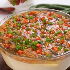 Sau khi hấp chín trứng, lấy ra và rưới sốt heo cay lên trên. Rắc thêm 15gr ớt hiểm cắt nhỏ và hấp thêm 5 phút, cuối cùng trang trí đẹp mắt với 15gr hành lá.