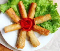 Bày trí chả giò chiên ra đĩa, có thể chấm ăn cùng tương ớt hay nước mắm chua cay mặn ngọt đều tuyệt. Chả giò có thể dùng làm món ăn khai vị cho những bữa tiệc hay ăn cùng bún tươi, rau sống rất ngon nhé!
