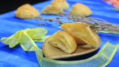Bánh chín, lấy ra, để hơi nguội và thưởng thức nhé! Bánh mặn, thơm thơm ăn không bị ngấy nè.