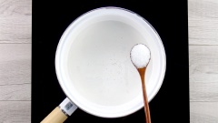 Nấu nước cốt dừa: cho vào nồi 500ml nước cốt dừa, thêm vào 1/2 muỗng cà phê muối, 3 muỗng cà phê đường và 1 muỗng canh bột năng, khuấy đều rồi bật bếp đun lên cho nước cốt dừa sệt lại.