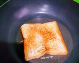 Cho chảo lên bếp rồi cho lát bánh mì sandwich lên chảo áp chảo cho vàng 2 mặt rồi cho ra đĩa.