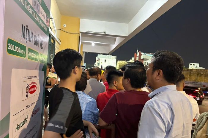 Sân Thiên Trường vỡ trận, CĐV có vé không thể vào - Tạp chí Tri thức