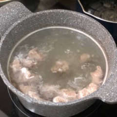 Chọn 1 nồi dùng để nấu canh. Cho một ít dầu ăn vào làm nóng, cho sườn đã ướp vào xào cho sườn săn và thơm, tiếp tục cho nước vào hầm sườn 20 phút. Thỉnh thoảng vớt bọt trên mặt.