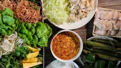 Cho rau xanh và bún tươi vào tô. Xếp thịt luộc, mít non, nem chả & thịt heo quay lên trên. Rồi thêm 1 ít dầu màu điều, đậu phộng rang và hành phi. Dọn kèm với mắm nêm là có thể thưởng thức rồi nhé.