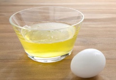 Hạt sen rửa sạch, bỏ tâm sen, đun nồi nước sôi, cho hạt sen vào đun đến khi ăn thử hạt sen mềm thì tắt bếp, giữ lại nước luộc sen. Tách riêng trứng gà lấy lòng trắng đánh tan trong chén.