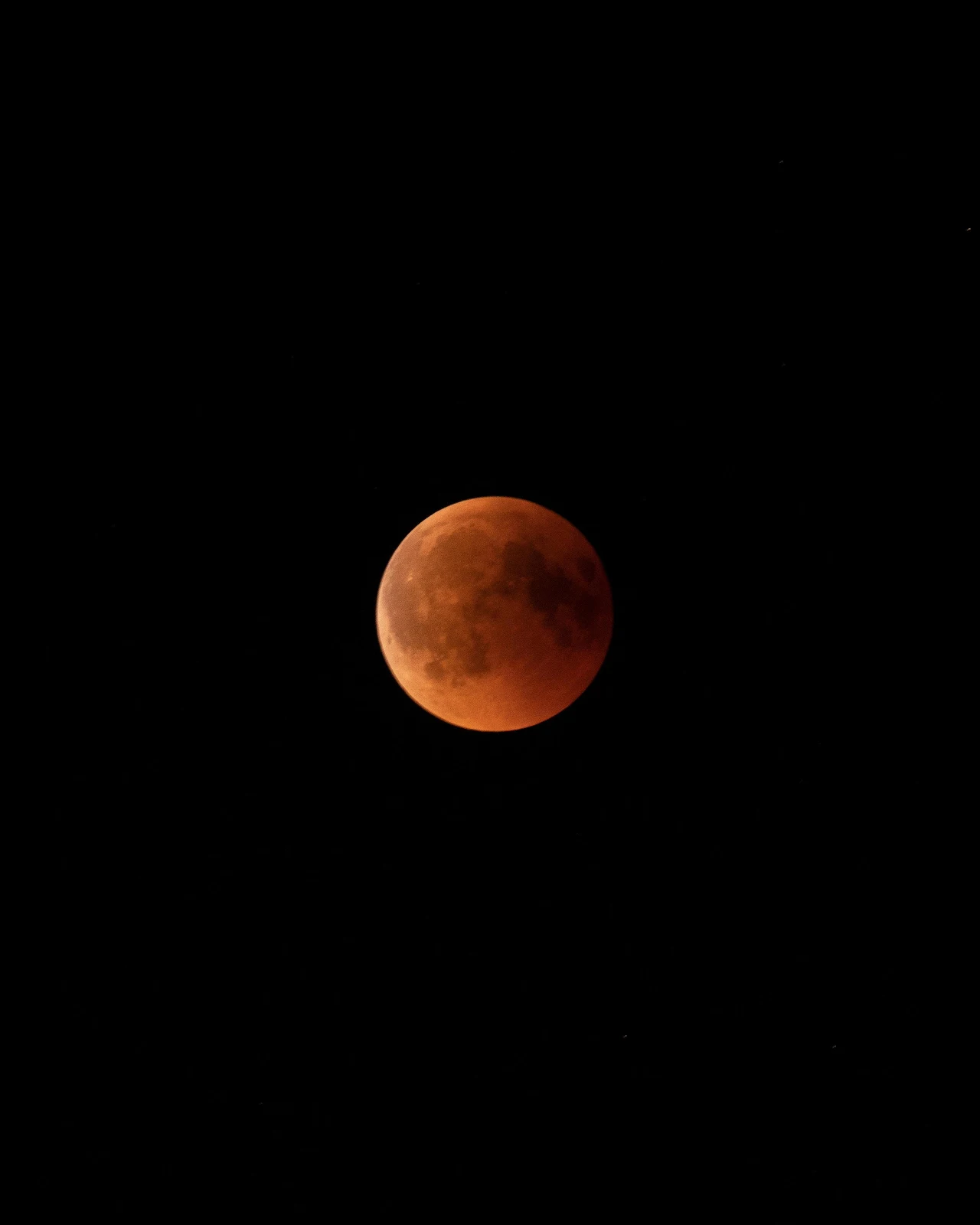 Blood Moon Lunar Eclipse - Astrophotography 4K iPhone Wallpaper (3122x3903)