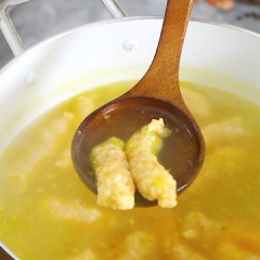 Phi thơm 1 muỗng canh tỏi băm với 2 muỗng canh dầu ăn và 1 muỗng canh dầu điều rồi cho vào nồi 1 lít nước dùng đã lọc. Đến khi nước sôi, thì nặn suông tôm vào rồi nêm với 1/2 muỗng canh đường, 2 muỗng canh hạt nêm. Nấu đến khi nước sôi lần nữa thì tắt bếp.