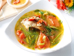 Canh cá chép nấu thì là vị béo ngọt của thịt cá chép, chua chua của cà chua, thơm phức hương thì là. Đây là món canh nóng hổi trong tiết trời này vô cùng thú vị.