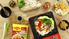 Lẩu kim chi ặn cùng bún hoặc mì. Khi ăn lần lượt cho các loại rau nấm vào nồi lẩu. Vị chua chua, cay cay của kim chì hòa cùng nước lẩu ngọt thanh làm nên hương vị đặc biệt của món lẩu. Những ngày cuối tuần mát trời thì lẩu kim chi chay xứng đáng là lựa chọn tuyệt vời để họp mặt cùng bạn bè đấy.