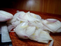 Cần tây rửa sạch, cắt nhỏ. Hành tím bóc vỏ và cắt mỏng.Luộc chín mì trong nước sôi khoảng 5 phút rồi xả qua nước lạnh cho giòn, dai, để ráo