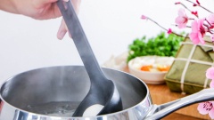 Nhồi bột cho đến khi dẻo, mịn mặt là được. Chia thành khối bằng cỡ viên nhân, ấn dẹt cho nhân vào giữa gói kín, phần nhân và bột không bị hở thì khi nấu viên trôi nước không bị bể. Nấu một nồi nước sôi, thả từng viên chè vào đến khi viên trôi nước nổi lên mặt là được, vớt ra nồi ngâm nước lạnh.