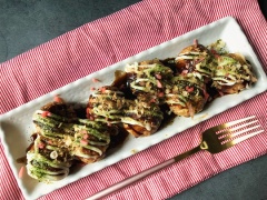 Thế là món takoyaki đơn giản đã hoàn tất và sẵn sàng phục vụ rồi nhé! Bỏ túi ngay cách làm takoyaki hấp dẫn này để có dịp triển ngay cho cả nhà dùng thử nhé! Đảm bảo ai ăn thử cũng đều mê tít tấp đấy!