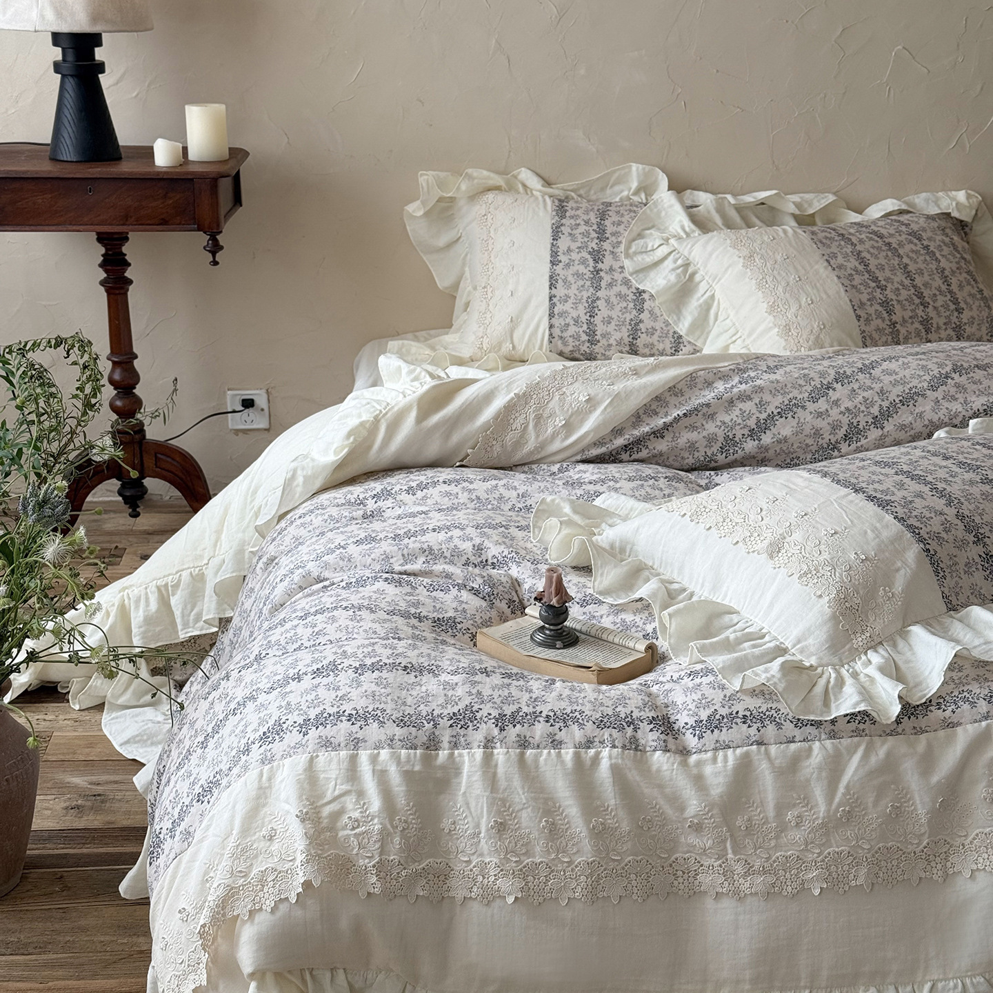 Cotton bedding set, floral, with lace trim