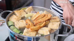 Lần lượt cho nguyên liệu vào và nêm nếm. Cho theo thứ tự chín: Cà rốt, bắp cải cuôn thịt, nấm, bắp, su su, đậu hũ, mì chúc. Nêm nếm vừa ăn và không được nêm nước mắm nha!