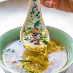 Múc súp ra bát và dùng nóng. Không tốn nhiều thời gian mà bạn đã có thể tạo ra món súp từ chính những nguyên liệu còn lại trong nhà như nấm, hành lá, nước tương... cực kỳ đơn giản và hương vị thì ngon tuyệt vời luôn rồi đấy.