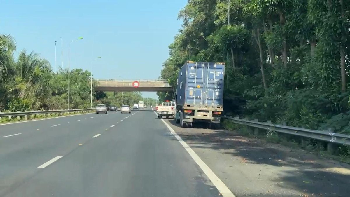 Dừng đỗ trên cao tốc: Hiểm họa từ sự chủ quan - Đài Phát thanh và truyền hình Hà Nội