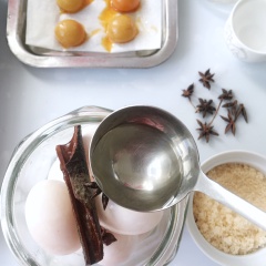 Để hỗn hợp thật nguội xếp trứng vào lọ cho hỗn hợp vào và dằn vật nặng lên để trứng không trồi.