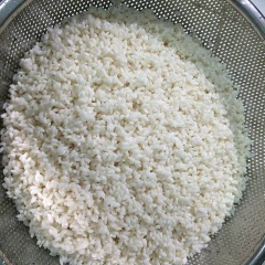 Vớt gạo nếp ra, thêm 1 muỗng cà phê muối vào, trộn đều.