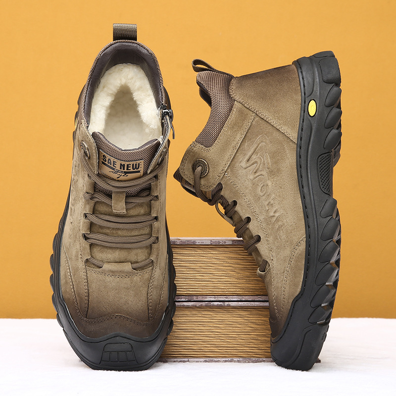 Men's winter boots made of pig leather with wool lining