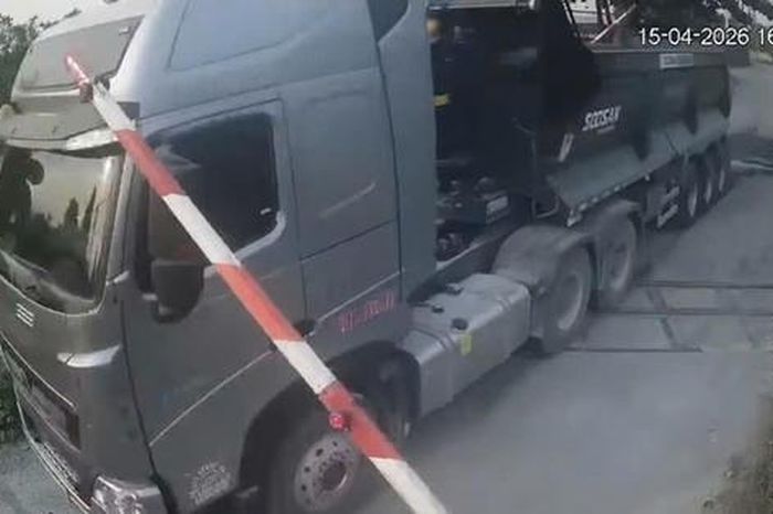 Xử phạt tài xế xe đầu kéo vượt rào chắn đường sắt khi đèn đỏ - Báo Pháp Luật Việt Nam