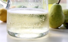 Trong một bình thủy tinh lớn, đổ rượu vang nho Moscato, rượu chanh, vỏ chanh và đường vào. Khuấy đều hỗn hợp cho đến khi tan đường.