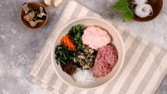 Trộn đều ốc bươu, thịt xay, giò sống, miến, mộc nhĩ, cà rốt, lá lốt, ngò gai, hành tím, tỏi băm cùng 1 trái trứng gà. Sau đó nêm lại cho vừa miệng với muối, tiêu, hạt nêm.