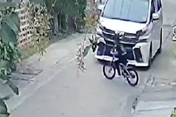Bé trai 5 tuổi lao qua đường, tài xế phản xạ thần tốc tránh thảm kịch - Tạp chí Doanh Nghiệp Việt Nam