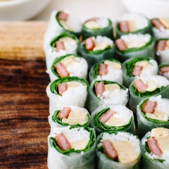 Gỏi cuốn trứng cuộn và thịt nguội là một món ăn rất thanh đạm, không có nhiều dầu mỡ, rất thích hợp để đổi món. Đây là món ăn đơn giản nhưng rất có sức hút đối với các chị em đấy!