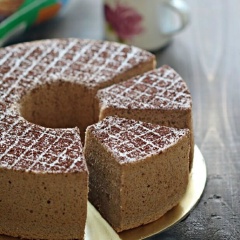Khi ăn cắt bánh thành miếng vừa miệng. Bánh chiffon chocolate ăn nhiều mà không ngấy rất hấp dẫn. Đây sẽ là món bánh ngọt ngào để bạn làm cho cả nhà thưởng thức vào dịp cuối tuần đấy!