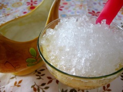 Hòa bột rau câu, 150g đường trắng vào 500 ml nước lọc. Nước đá đập nhỏ.