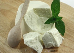 Dùng máy đánh trứng đánh mịn phô mai Ricotta và đường bột rồi thêm chocolate chip vào trộn đều, sau đó dùng màng bọc thực phẩm bọc kín lại bạn được phần kem.
