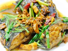 Cá rô phi kho nghệ là món ăn được chế biến đơn giản nhưng rất ngon cơm. Mùi nghệ tươi thơm lừng, ngấm đều vào thịt cá ngọt béo, bùi ngon. Đặc biệt món cá kho có được màu vàng bắt mắt, trông ngon miệng.