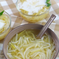 Chè bánh canh ngọt kết hợp từ sợi bánh canh bột gạo dai dai hòa quyện cùng nước đường thốt nốt ngọt thanh và gừng sợi thơm lừng kèm nước cốt dừa béo ngậy của miền Tây sông nước. Ai đã từng thử qua món này chắc chắn sẽ không quên được mùi vị đâu đấy. Bạn hãy thử làm ngay bằng công thức này nhé.