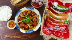 Nếu là fan của thịt kho trứng cút cùi dừa thì bạn không nên bỏ lỡ món xúc xích vườn bia kho trứng cút này, hương vị và độ ngon đảm bảo không hề kém cạnh thịt kho đâu nha. Bảo đảm sẽ tốn cơm hơn mọi bữa ăn khác cho xem.