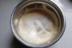 Đổ bột mì và dầu ngô (dầu bắp) vào bát hỗn hợp trứng đường và trộn đều đến khi hỗn hợp sánh mịn. Khi cho bột vào nên đổ bột qua rây lọc để bột mịn, không bị vón cục. Cho cup giấy mềm vào khay nướng bánh, thêm hỗn hợp vào khuôn và cho vào lò nướng, nướng khoảng 25 phút ở nhiệt độ 170 độ C. Lưu ý không đổ bột đầy khuôn bánh.
