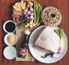 Thịt ba chỉ rửa sạch với muối và giấm. Gừng cắt lát; hành tỏi lột vỏ, cắt vừa; hành lá cắt khúc dài.